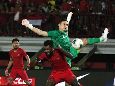 Bek Timnas Indonesia, Yanto Basna, berebut bola dengan kiper Timnas Vietnam, Dang Van Lam, pada laga Kualifikasi Piala Dunia 2022 di Stadion Kapten I Wayan Dipta, Bali, Selasa (15/10). Indonesia kalah 1-3 dari Vietnam. (AFP/Aditya Wany)