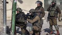 Tentara Israel membidik saat bentrokan dengan pengunjuk rasa Palestina di pusat Kota Hebron, Tepi Barat, 4 Maret 2022. (HAZEM BADER/AFP)