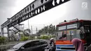 Kendaraan melintas dekat Jembatan Penyeberangan Orang (JPO) di Pasar Minggu, Jakarta, Kamis (7/3). Dinas Bina Marga DKI berencana merevitalisasi JPO Pasar Minggu yang rusak dan tidak berfungsi sejak September 2016 itu. (Liputan6.com/Faizal Fanani)