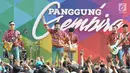 Penyanyi dangdut Ridho Rhoma (dua kiri) saat tampil dalam Panggung Gembira di Semarang, Jawa Tengah, Sabtu (15/12). Sejumlah artis dangdut ternama menghibur masyarakat Semarang. (Liputan6.com/Gholib)