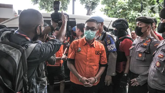 Teddy Minahasa Dkk Tiba di Kejari Jakarta Barat