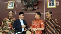 Ketua MPR Zulkifli Hasan (kedua kiri) bersama Wakil Pimpinan MPR Mahyudin (kiri), Ahmad Basarah (kedua kanan), Ahmad Muzani (kanan) saat memimpin rapat gabungan di Kompleks Parlemen, Jakarta, Senin (23/9/2019). Rapat membahas tata tertib pimpinan MPR periode 2019-2024. (Liputan6.com/JohanTallo)