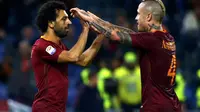 Pemain AS Roma, Mohamed Salah, merayakan golnya ke gawang Bologna bersama Radja Nainggolan pada laga Serie A di Stadion Olimpico, Roma, (6/11/2016). Salah mencetak hattrick pada partai tersebut. (Reuters/Tony Gentile)