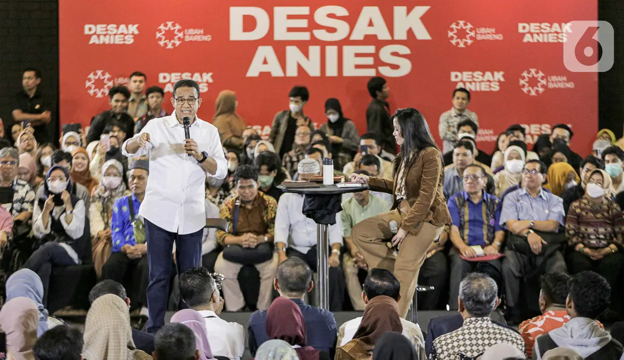 Calon presiden nomor urut 1 Anies Baswedan (kiri) berdialog dengan tenaga kesehatan (nakes) dalam program "Desak Anies" di Jakarta, Kamis (18/1/2024). Anies berbicara banyak hal seputar kesehatan di Indonesia. (Liputan6.com/Faizal Fanani)