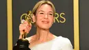 Aktris Renee Zellweger berpose di ruangan pers seusai menerima piala Oscar dalam ajang Academy Awards ke-92 di Dolby Theatre, Los Angeles, Minggu (9/2/2020). Renee Zellweger berhasil menyabet penghargaan sebagai Aktris Terbaik lewat perannya di film 'Judy'. (FREDERIC J. BROWN / AFP)