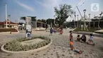 Anak-anak bermain di taman Stasiun Manggarai, Jakarta, Kamis (30/9/2021). Pemrov DKI Jakarta terus menggebut proyek revitalisasi atau penataan kawasan Stasiun Manggarai. (merdeka.com/Iqbal S. Nugroho)