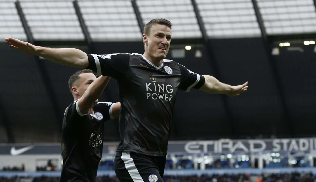Pemain Leicester City, Robert Huth merayakan golnya saat melawan Manchester City pada lanjutan Liga Premier Inggris pekan ke-25 di Etihad Stadium, Manchester, Sabtu (6/2/2016). (AFP/Adrian Dennis) 