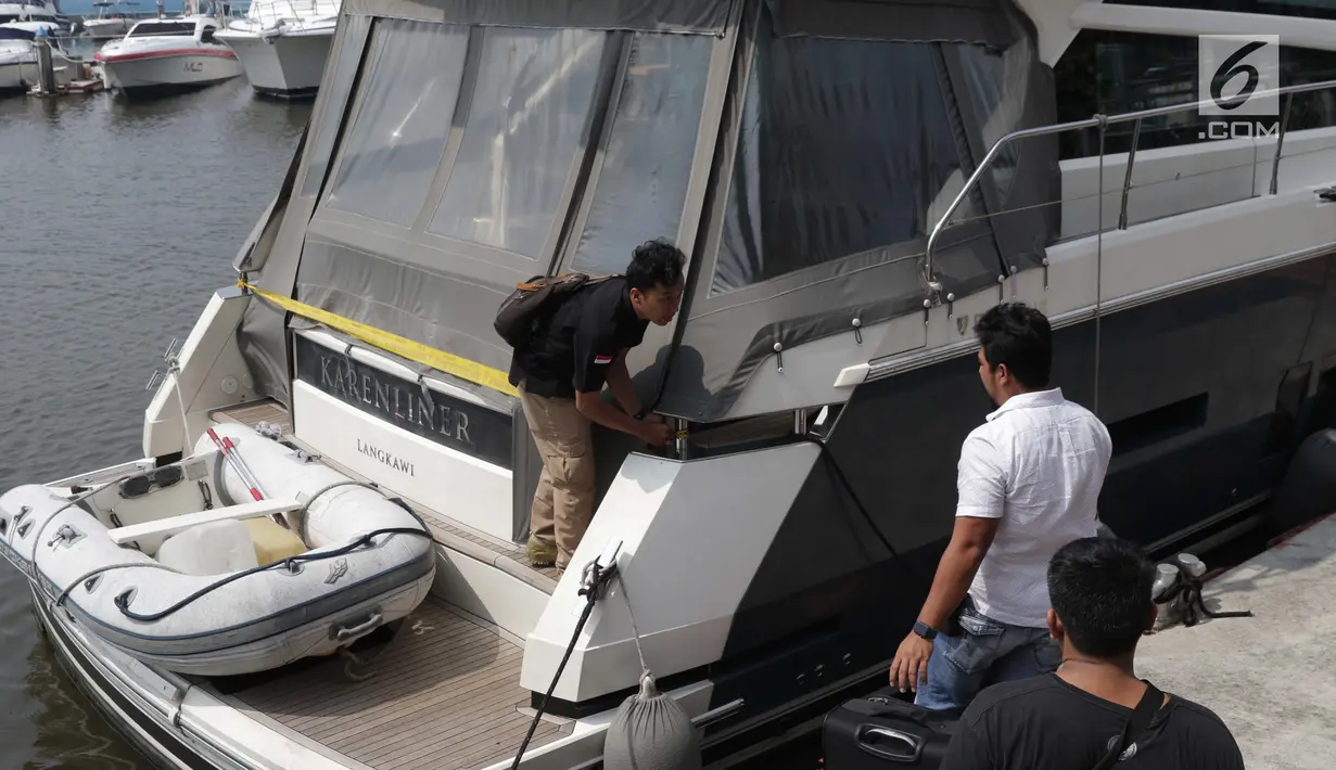 Petugas Dirtidpid Bareskrim Polri memasang garis pembatas di kapal pesiar Karenliner di Pelabuhan Batavia Marina, Jakarta, Selasa (11/6/2019). Dirtidpid Narkoba Bareskrim Polri mengungkap penyelundupan 37 kg sabu asal Malaysia sabu dengan menggunakan kapal pesiar. (Liputan6.com/Helmi Fithriansyah)