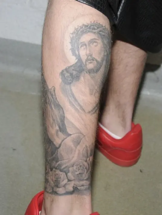 Di kaki kiri mantan kekasih Selena Gomez ini terdapat tato bergambar ‘praying hands’ serta sosok Yesus yang menggambarkan sosok religius Justin Bieber. (Bintang/EPA)