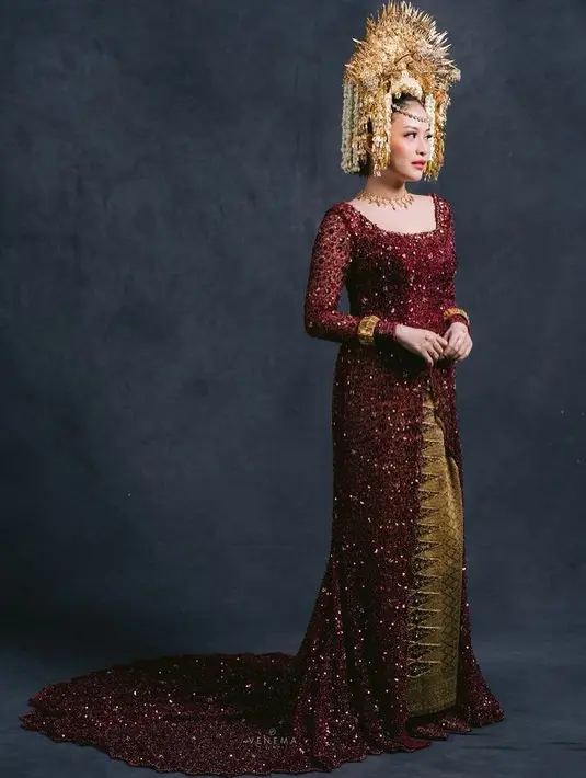 Di penghujung tahun 2023 ini, Hanggini resmi berstatus sebagai istri. Saat akad nikah, ia pun tampil mengenakan kebaya maroon berpayet dipadukan kain songket sebagai bawahan lengkap dengan suntiangnya. [@hanggini]