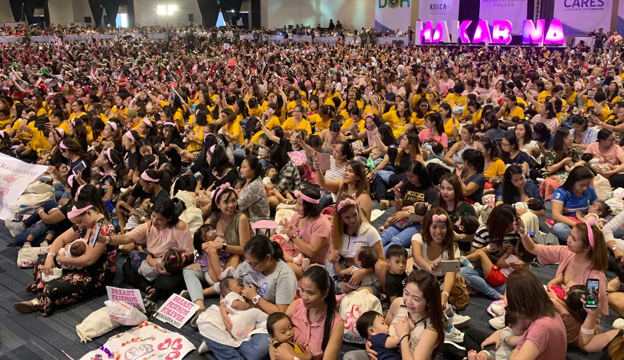Ribuan ibu berpartisipasi dalam acara pemberian ASI massal di Manila, Filipina pada Minggu (18/8/2019). Sekitar 2.000 ibu serempak menyusui bayi mereka dalam rangka menyokong upaya menekan angka kematian bayi dan menghilangkan pandangan tabu untuk menyusui di muka umum. (AP/Joeal Calupitan)