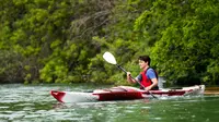 Perdana Menteri (PM) Kanada Justin Trudeau mengayuh perahu kayak dengan dayung mengarungi aliran Sungai Niagara, Ontario, Senin (5/6). Aksi PM Kanada ini untuk memperingati Hari Lingkungan Hidup Sedunia. (Nathan Denette/The Canadian Press via AP)