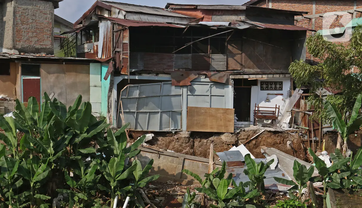 Kondisi rumah amblas di bantaran kali Ciliwung kawasan Matraman Dalem, Jakarta, Selasa (3/3/2020). Rumah amblas akibat hujan lebat yang mengguyur Ibu kota. (Liputan6.com/Hermaan Zakharia)