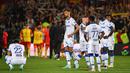 Reaksi kecewa para pemain AJ Auxerre setelah dipastikan terdegradasi usai menghadapi RC Lens pada laga Liga Prancis 2022/2023 di Abbe-Deschamps Stadium, Auxerre (3/6/2023). AJ Auxerre harus terdegradasi dari Ligue-1 karena hanya menempati posisi ke-17 dari 20 kontestan pada akhir musim 2022/2023. Ligue 1 sendiri memiliki regulasi untuk mendegradasi 4 tim terbawah tiap musimnya. AJ Auxerre pernah menjuarai Ligue-1 pada musim 1996/1997. (AFP/Arnaud Finistre)