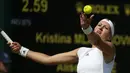 Kristina Mladenovic melakukan servis kearah lawannya Alison Riske pada hari keempat tunggal putri di Wimbledon Tennis Championships 2017, London , (6/7/2017). (AP/Alastair Grant)