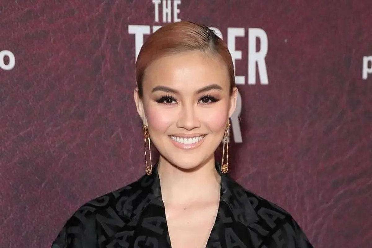 Gaya Edgy Agnez Mo Hadiri Premiere The Tender Bar, Tampil Serba Balenciaga Senilai Rp90 Jutaan