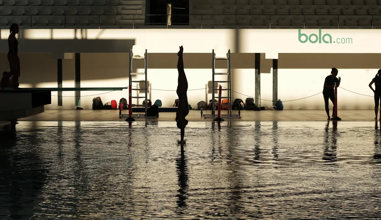 Suasana sesi latihan atlet loncat indah di Aquatic Center, Senayan, Jakarta, Kamis (15/3/2018). Sembilan atlet dari DKI Jakarta, Semarang, Surabaya dan Kalimantan serta Sulawesi bergabung mengikuti persiapan Asian Games 2018. (Bola.com/Nick Hanoatubun)