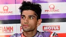 Pembalap Prima Pramac Racing, Jorge Martin bersiap sebelum sesi latihan bebas balapan MotoGP 2024 di Sirkuit Internasional Pertamina Mandalika, Lombok, Nusa Tenggara Barat, Jumat 27 September 2024. (SONNY TUMBELAKA/AFP)