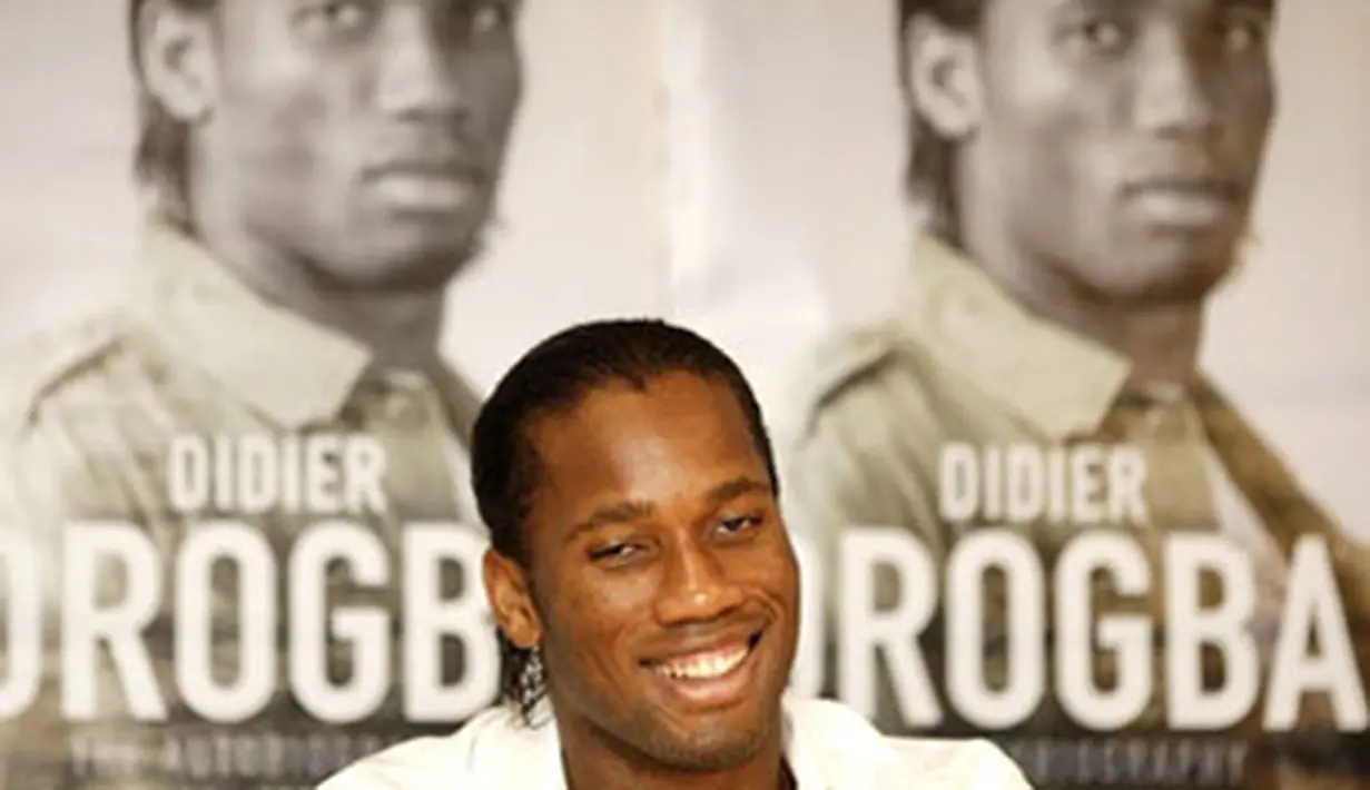 Chelsea footballer Didier Drogba attends a press conference at the Stamford Bridge football ground in London, on October 16, 2008, for the launch of his book 'Didier Drogba: The Autobiography.' AFP PHOTO/Shaun Curry 