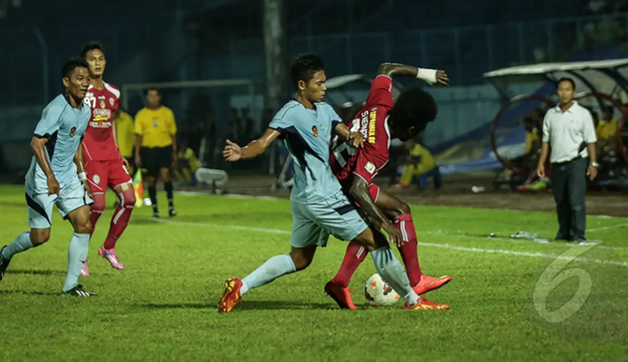 Pemain Persela menahan pergerakan pemain anyar Arema Cronus Sengbah Kennedy (kedua dari kanan) saat berlaga di SCM Cup 2015, Stadion Kanjuruhan Malang, Selasa (20/1/2015). Arema Cronus menang 2-1 atas Persela Lamongan. (Liputan6.com/Faizal Fanani)