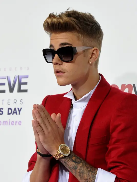 Dalam video itu terdengar sangat antusias, Belibers memanggil nama Justin. Tak membalas dengan ramah, Justin malahan mengatakan penggemarnya itu menyebalkan. Sontak, para penggemar menyerukan kekecewaannya. (AFP/Bintang.com)