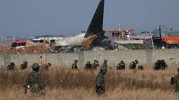 Pesawat Jeju Air berjenis Boeing 737-800 jatuh dan terbakar di Bandara Internasional Muan di Provinsi Jeolla Selatan, sekitar 288 kilometer sebelah barat daya Seoul pada tanggal 29 Desember 2024. (JUNG YEON-JE/AFP)