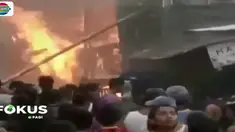 Tak hanya rumah nelayan, sejumlah warung tempat berdagang warga sekitar juga terbakar.