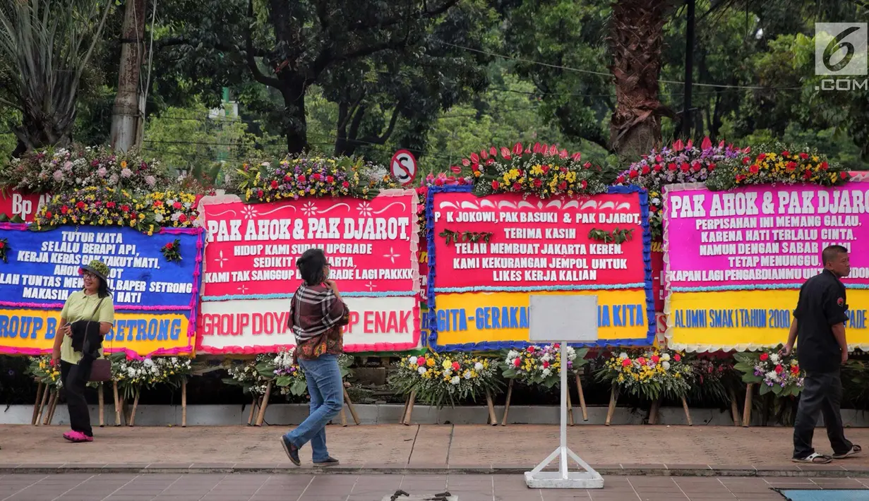 Karangan bunga berisi ucapan terima kasih untuk mantan gubernur DKI Jakarta, Basuki T Purnama dan Djarot Saiful Hidayat menghiasi Balai Kota DKI Jakarta, Kamis (12/10). Karangan bunga tersebut bentuk apresiasi warga Jakarta. (Liputan6.com/Faizal Fanani)