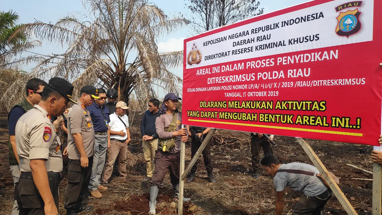 Polda Riau saat menyegel laha sebuah perusahaan yang diduga sengaja membakar lahan.