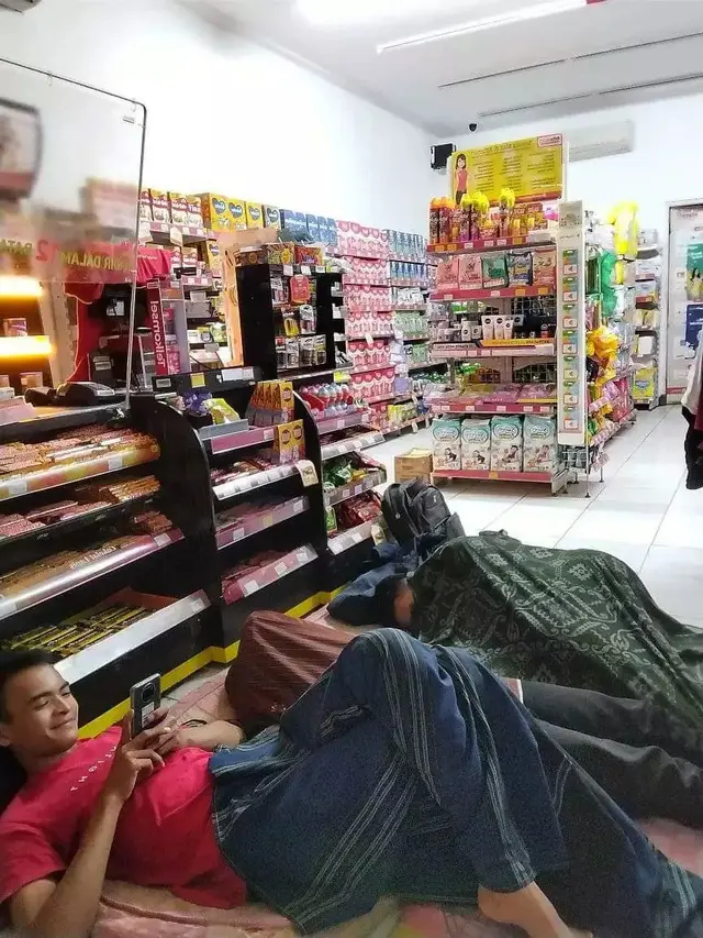 6 Potret Orang Tidur di Swalayan Ini Bikin Geleng Kepala, Cari Tempat Adem