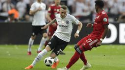 Gelandang Eintracht Frankurt, Marius Wolf, saat melawan Bayern Munchen pada laga final  DFB Pokal di Stadion Olympiastadion, Minggu (20/5/2018). Eintracht Frankurt menang 3-1 atas Bayern Munchen. (AP/Michael Sohn)