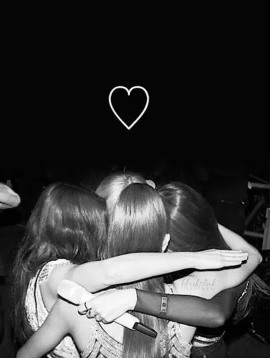 <p>"Terima kasih, Blackpink karena telah menjadi berkah dalam hidupku. Aku benar-benar mengalami segalanya dan lebih dari apa yang pernah saya impikan untuk tumbuh sebagai seniman yang bercita-cita tinggi," tulisnya sebagai keterangan. (Foto: Instagram/ roses_are_rosie)</p>