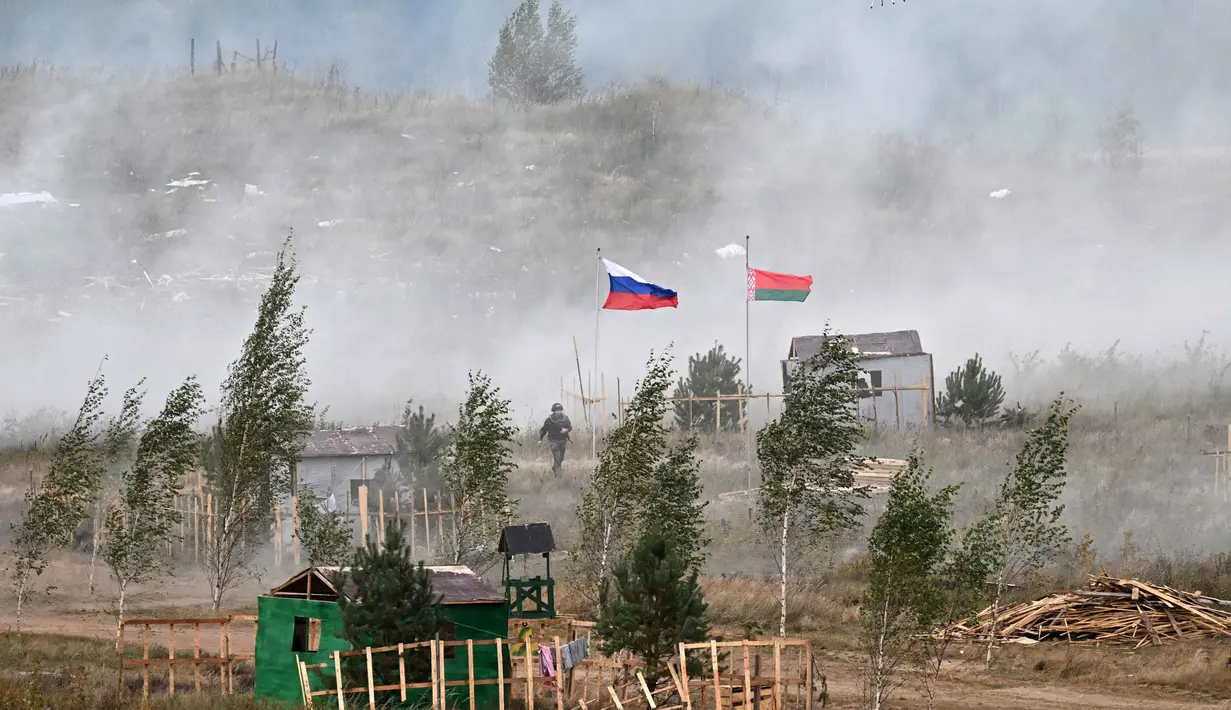 Seorang prajurit ikut serta dalam latihan militer gabungan Rusia-Belarus “Zapad-2025” (Barat-2025) di lapangan latihan dekat kota Borisov, sebelah timur kota Minsk, pada 15 September 2025. (Olesya KURPYAYEVA/AFP)