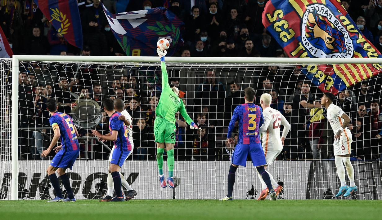 Bermain di hadapan pendukungnya sendiri Blaugrana tampil menyerang sepanjang pertandingan. Namun sayang Barcelona tak mampu mencetak satu pun gol di laga tersebut. (AFP/Josep Lago)