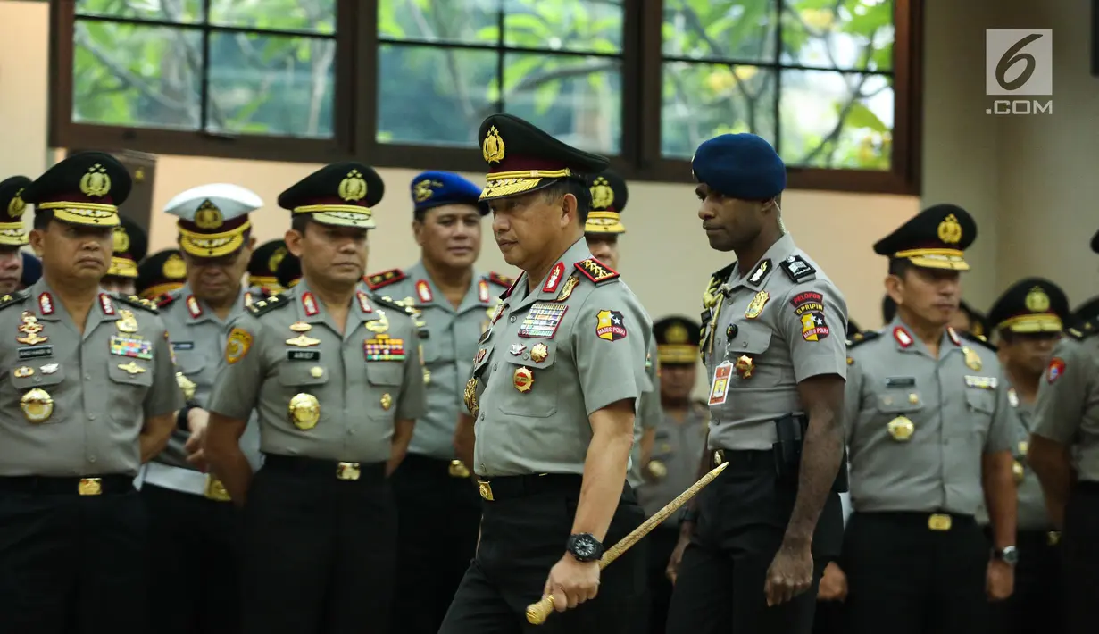 Kapolri Jenderal Tito Karnavian bersiap memimpin acara  serah terima jabatan (sertijab) Kapolda Metro Jaya di Rupatama Mabes Polri, Rabu (26/7). Inspektur Jenderal (Irjen) Idham Aziz resmi menjabat sebagai Kapolda Metro Jaya. (Liputan6.com/Faizal Fanani)
