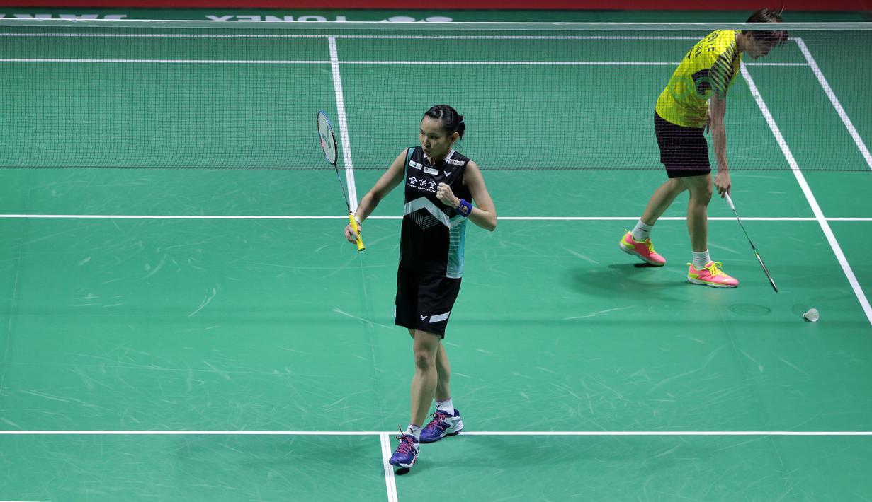 Tai Tzu Ying (kiri) berhasil menaklukkan Chen Yufei pada final Indonesia Open 2018 di Istora Senayan, Jakarta, (8/6/2018). Tai Tzu Ying menang 21-23 21-15 21-9. (Bola.com/Nick Hanoatubun)