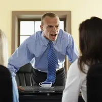 Tidak ada gunanya memaki dan menggerutu. Kamu tetap harus berterima kasih kepada bos yang buruk. 