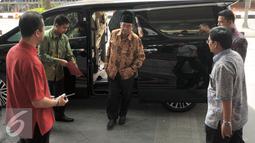 Ketua BPK RI, Harry Azhar Azis (tengah) saat tiba di Kantor Dirjen Pajak, Jakarta, Jumat (15/4/2016). Harry dipanggil untuk melakukan klarifikasi SPT SPT Tahunan PPh. (Liputan6.com/Helmi Fithriansyah)