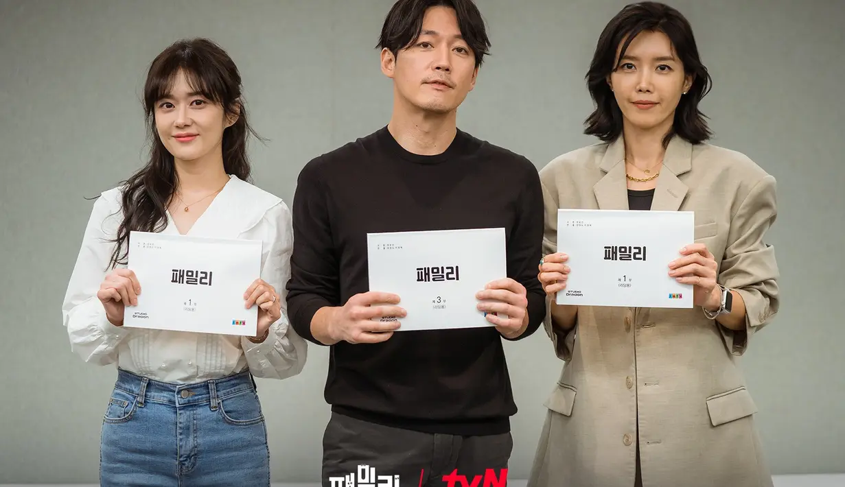 Reading drakor Family. (tvN via Soompi)