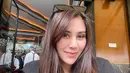 Tampilan Syahnaz yang cantik saat liburan. Selfie dengan tampilan rambut lurusnya yang dibiarkan tergerai begitu saja, mengenakan sunglasses yang diletakkan di atas kepala, Syahnaz memperlihatkan wajahnya dengan riasan minim bernuansa kecokelatan. Foto: Instagram.