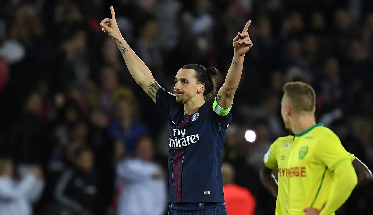 Zlatan Ibrahimovic. Striker Swedia berusia 40 tahun yang baru saja memperpanjang kontraknya bersama AC Milan selama 6 bulan usai kontraknya habis di akhir musim 2021/2022 ini tercatat pernah mengoleksi 50 gol atau lebih dalam 1 musim sebanyak 1 kali, yaitu pada musim 2015/2016, musim terakhirnya berseragam PSG sebelum hijrah ke Manchester United, dengan mencetak 50 gol. (AFP/Franck Fife)