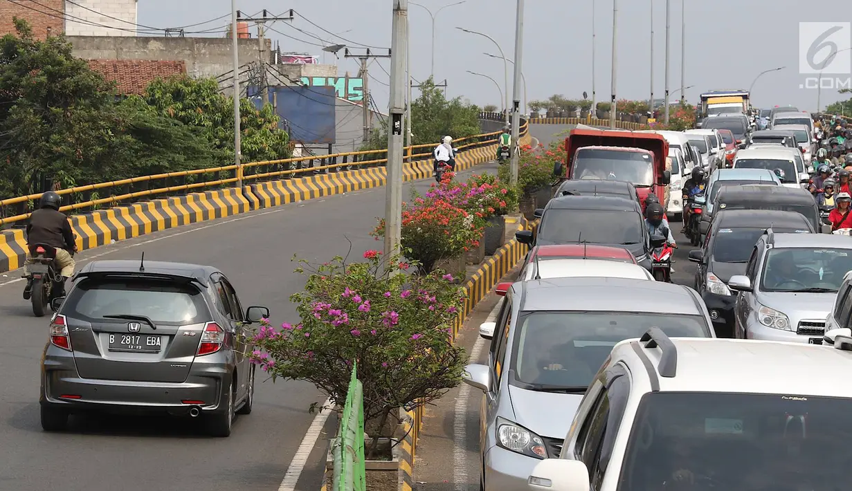 Kendaraan melintas di flyover Jalan Arif Rahman Hakim, Depok, Jawa Barat, Senin (22/10). Hibah dua flyover kepada Pemerintah Kota Depok guna mengatasi kemacetan yang semakin parah di kawasan penyangga Ibukota tersebut. (Liputan6.com/Immanuel Antonius)