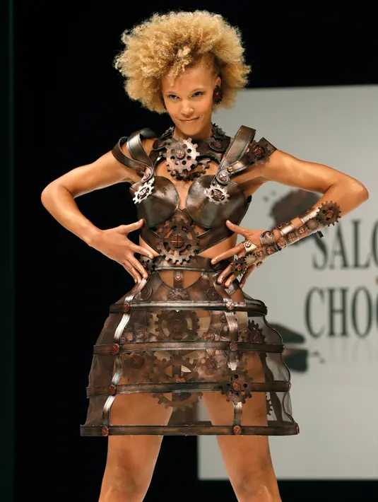 Pembawa acara televisi Prancis, Amanda Scott berpose saat membawakan busana karya Danilo Fedrighi dan Jeffrey Cagnes dalam acara fashion show Chocolate Fair 2016 di Porte de Versailles di Paris (27/10). (AFP/Francois Guillot)