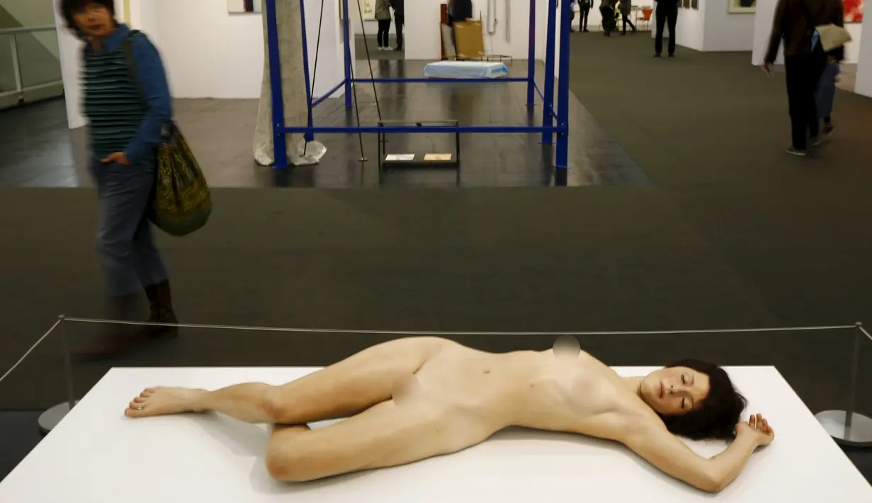 Pengunjung saat melihat patung karya John de Andrea yang bernama " Lisa " selama Art Cologne 2016 di Jerman 15 April 2016. Patung ini menjadi perhatian karena bagai wanita yang tak memakai busana apapun. (REUTERS / Wolfgang Rattay)