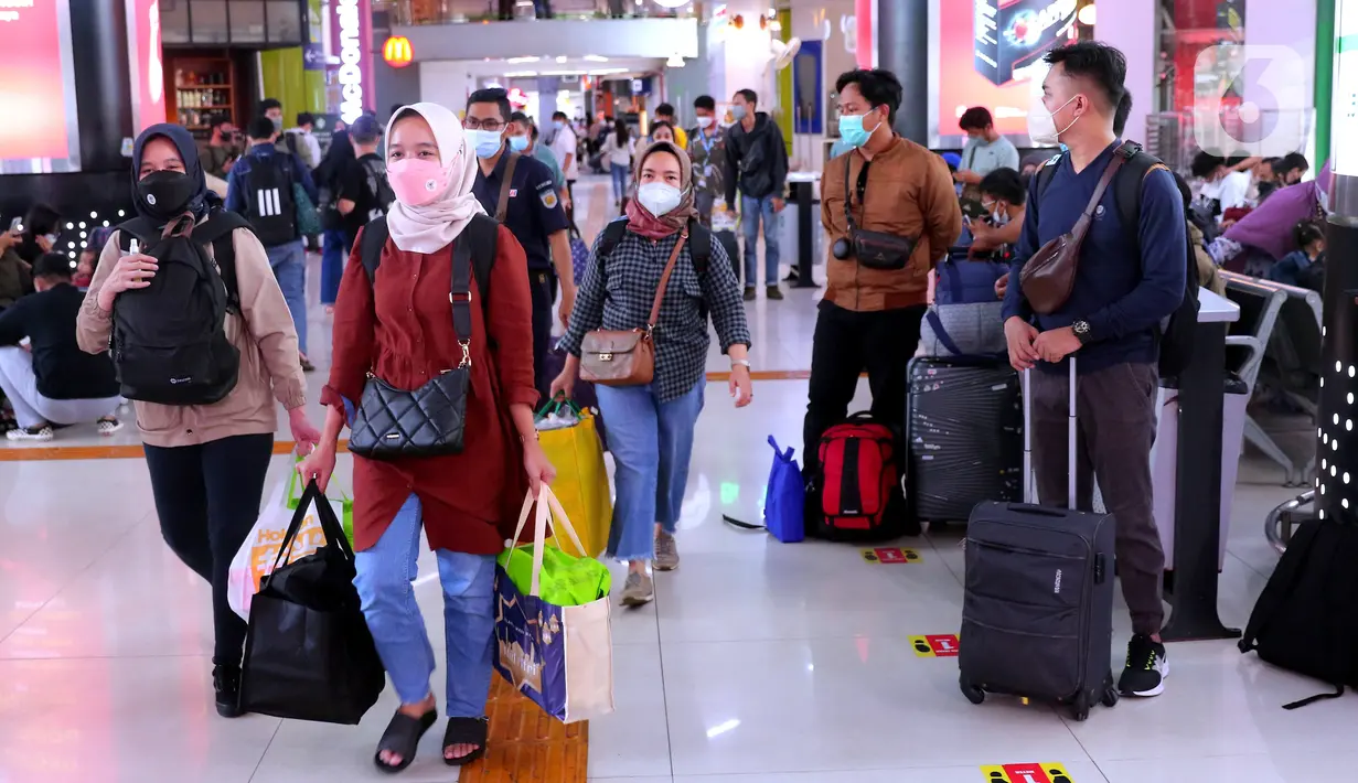 <p>Calon penumpang kereta tiba di Stasiun Gambir, Jakarta, Rabu (27/4/2022). H-5 Lebaran, 31 ribu lebih calon penumpang berangkat dari Stasiun Pasar Senen dan Gambir dengan total 51 kereta yang dioperasikan. (Liputan6.com/Angga Yuniar)</p>