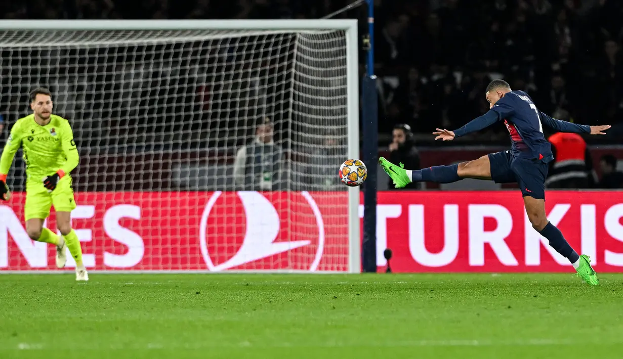 Pemain PSG, Kylian Mbappe (kanan) melesatkan tembakan ke gawang Real Sociedad yang dijaga Alex Remiro pada laga leg pertama 16 besar Liga Champions 2023/2024 di Parc des Princes, Paris, Prancis, Kamis (15/02/2024) WIB. (AFP/Miguel Medina)