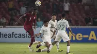 Gelandang Timnas indonesia, Asnawi Mangkualam, berebut bola dengan pemain Qatar pada laga AFC U-19 Championship di SUGBK, Jakarta, Minggu (21/10). Indonesia kalah 5-6 dari Qatar. (Bola.com/Vitalis Yogi Trisna)