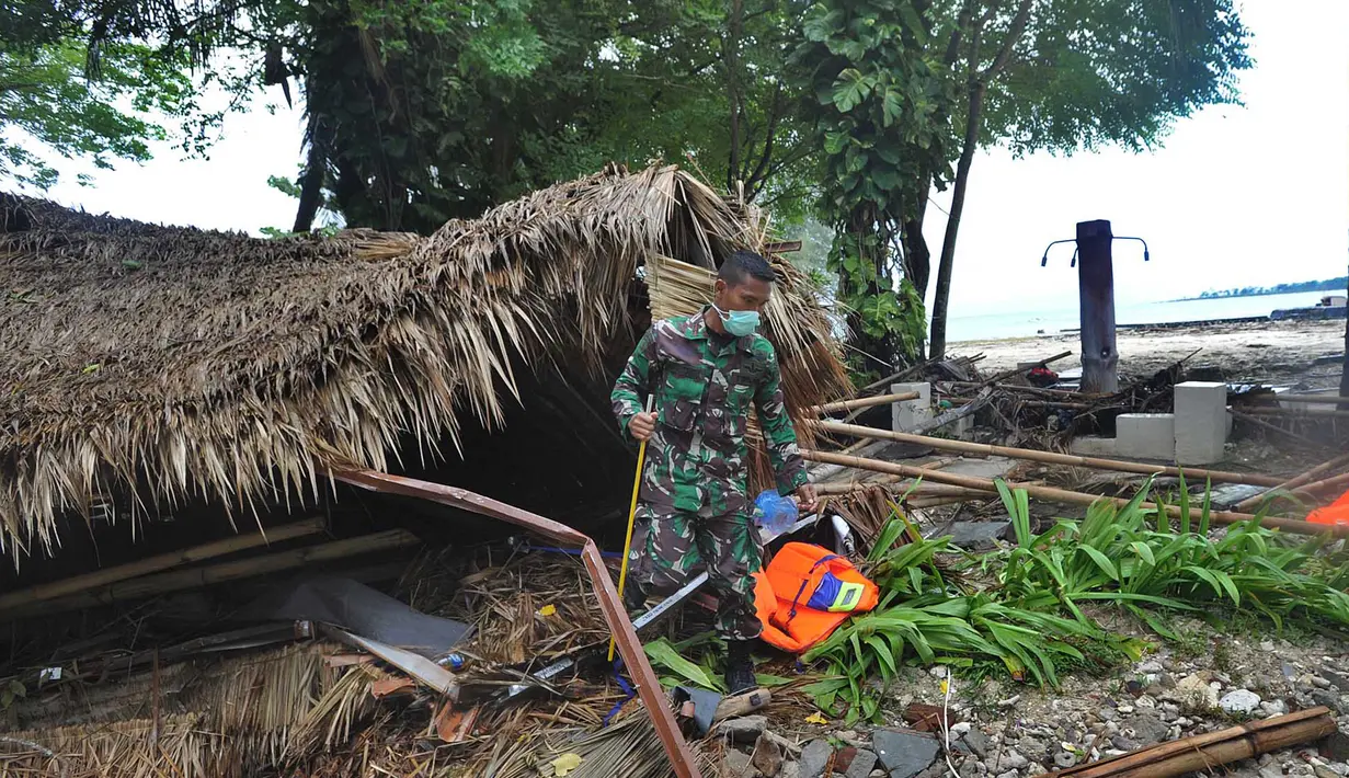 Anggota Batalyon Infanteri 315/Garudadi TNI AD melakukan penyisiran korban tsunami di kawasan Tanjung Lesung Beach Club, Pandeglang, Banten, selasa (25/12). Penyisiran dilakukan untuk mencari korban hilang. (Merdeka.com/Arie Basuki)