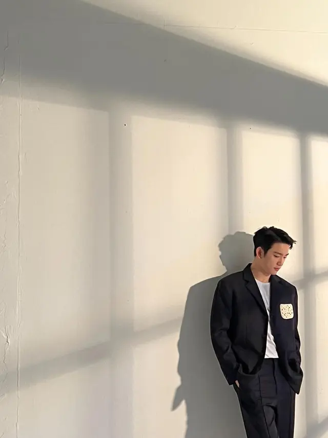 Potret Maskulin Jinyoung GOT7 Kenakan Baju Hitam