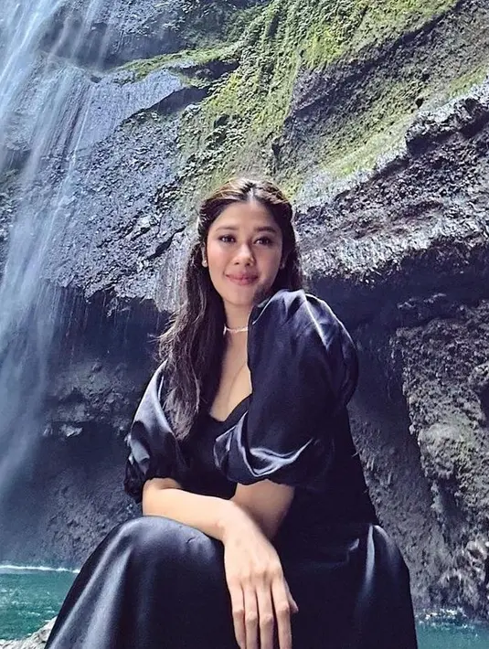 Berpose dengan latar air terjun, begini penampilan Naysila yang menawan dibalut puffy dress warna hitam. [@naymirdad]